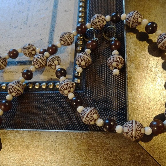 Hand-crafted necklace/earring set in classic Old World cream & brown - Picture 3 of 7